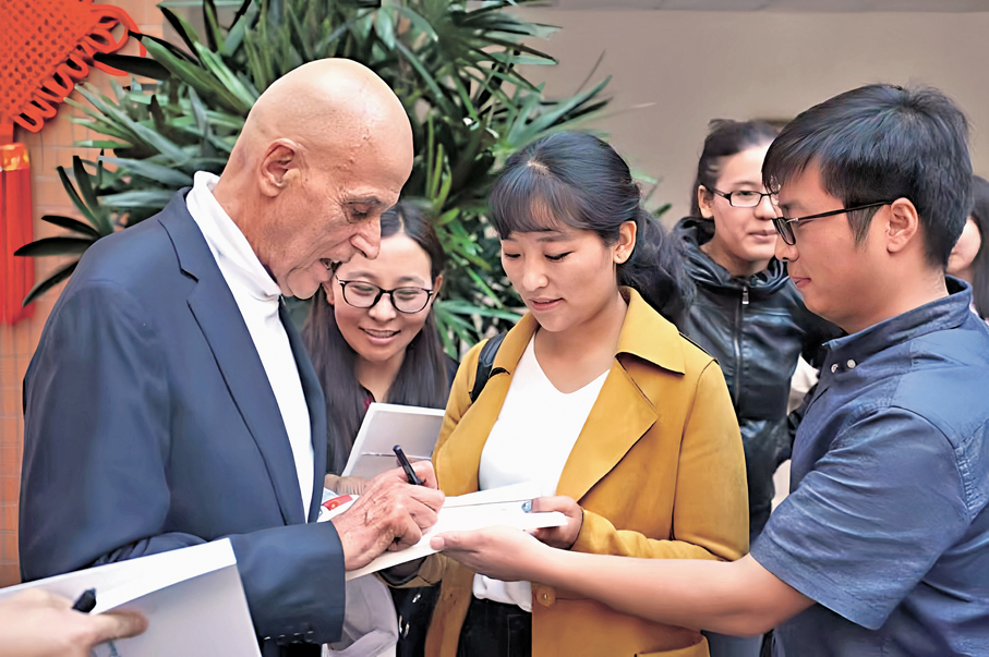 ●伯納德·勒夫克為中國青年學生簽名。