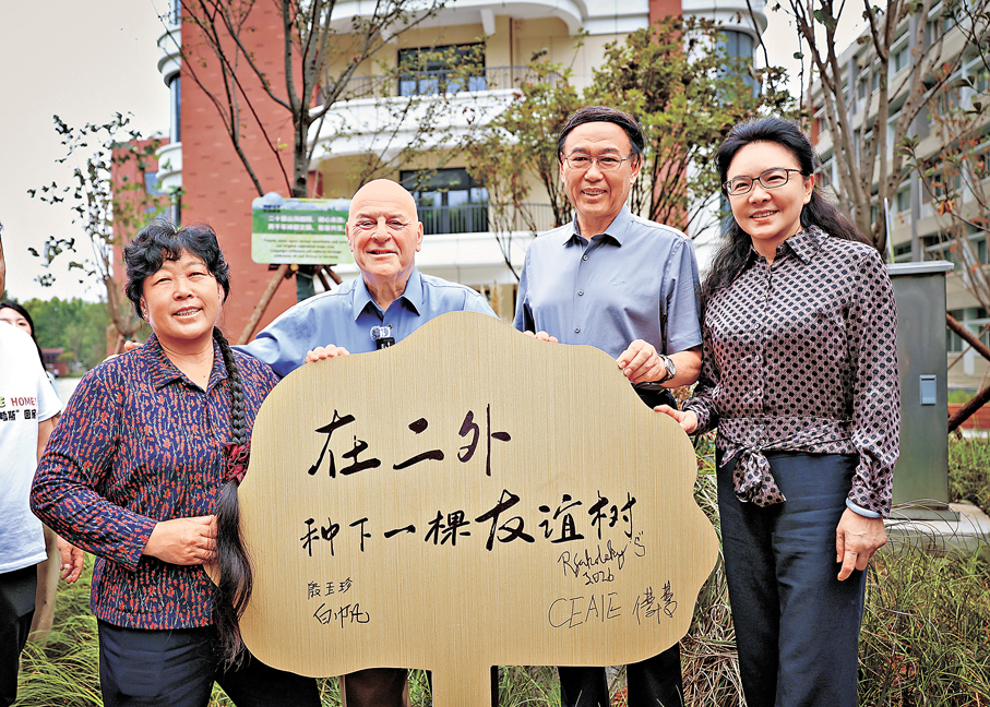 ●在洛陽市第二外國語學校，「賽考斯」（左二）與殷玉珍（左一）、好友白帆（左三）等人一道種下友誼樹。  香港文匯報河南傳真
