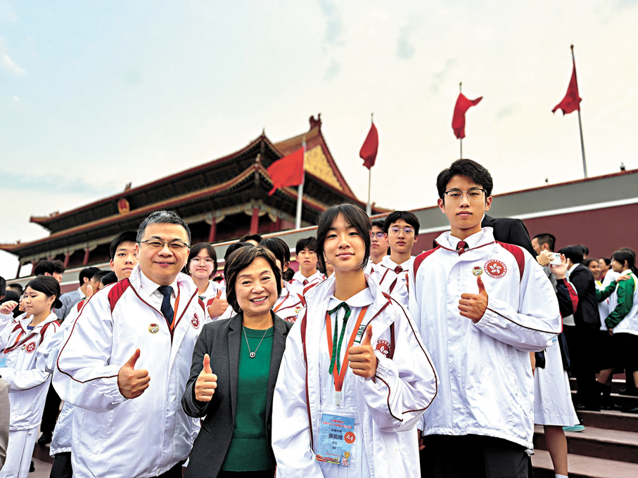 ●蔡若蓮及其他嘉賓與觀看升旗儀式的同學合照。政府新聞處