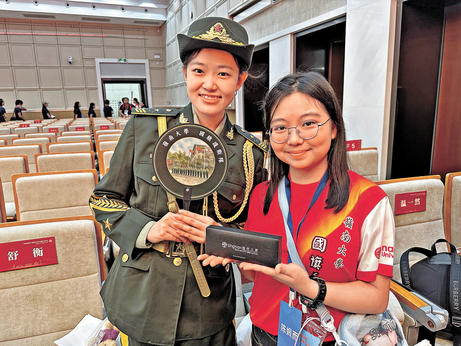 ●港生與北京大學國旗護衛隊副隊長許湘悅互換紀念品。香港文匯報記者王思佳 攝