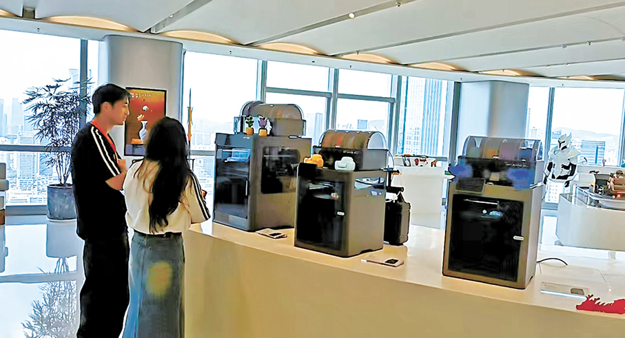 ●拓竹科技研發的3D打印機用於打印教育機器人部件。香港文匯報記者李昌鴻  攝