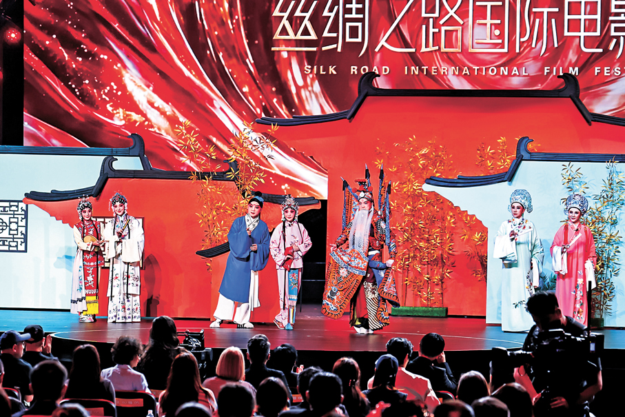 ●戲曲演員在開幕式上表演節目《戲韻流光》。主辦方供圖