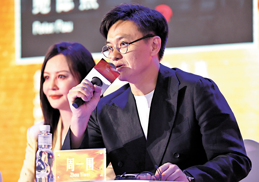 ●周一圍（右）認為，好的表演是讓觀眾「不知不覺被吸引」。新華社