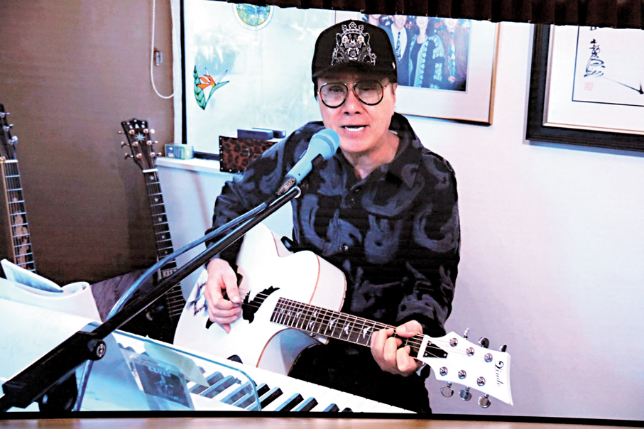 ●許冠傑自彈自唱《這一曲送給您》送別好友。香港文匯報記者吳文釗  攝
