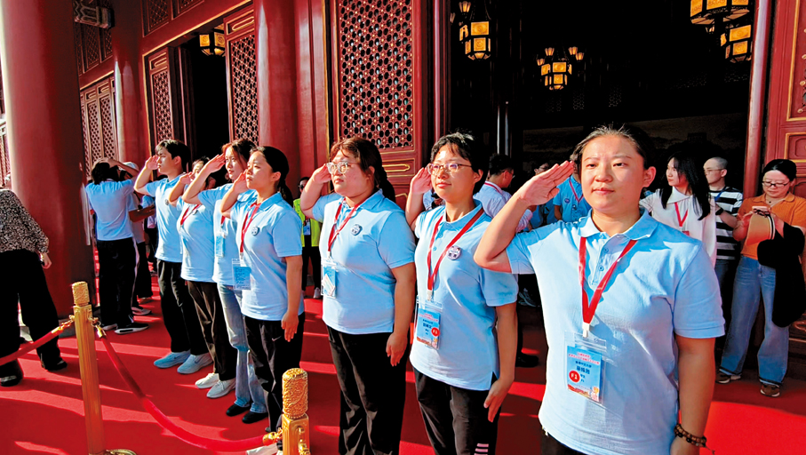●港澳學子們在天安門城樓上面向國旗敬禮。 香港文匯報記者任芳頡  攝