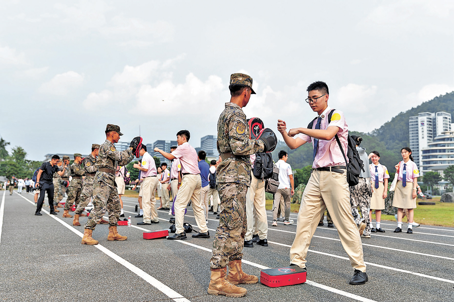 ●港澳青年體驗軍事課目。 武警廣東總隊圖片