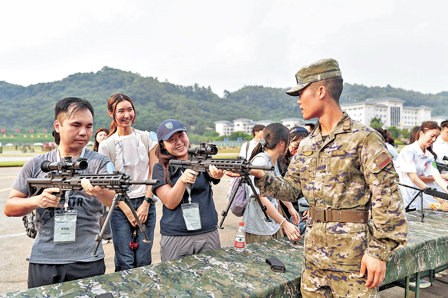 ●港澳青年參觀武器裝備。 武警廣東總隊圖片