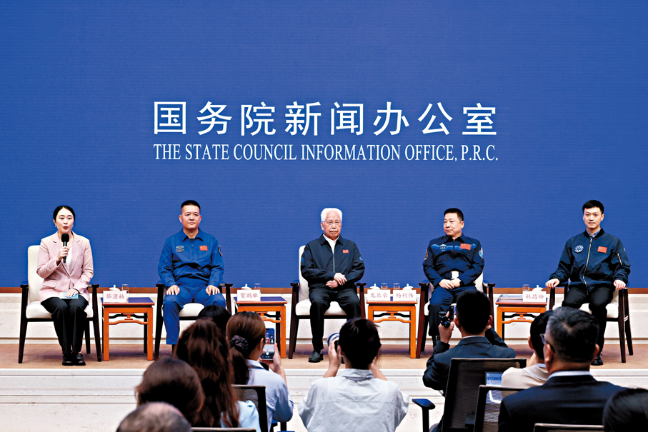●中國國務院新聞辦公室在北京舉行中外記者見面會。中新社