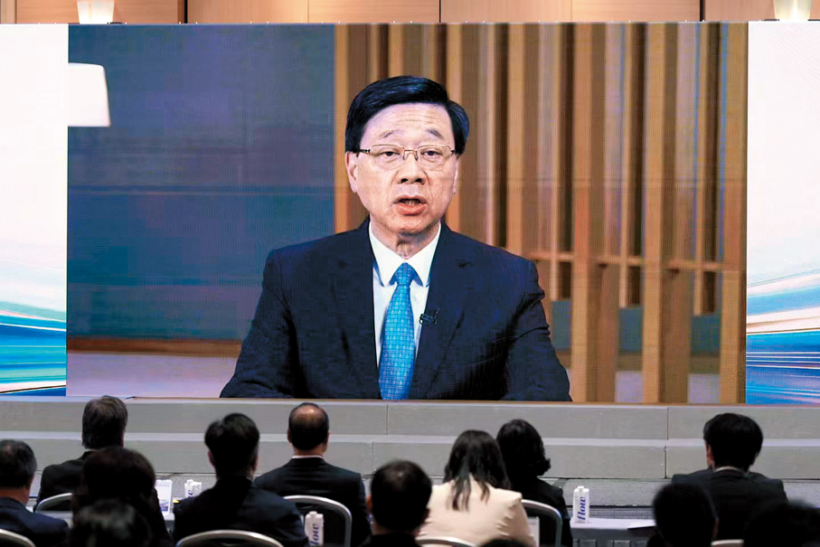 ●李家超透過視像致辭，向獲獎青年企業家表示祝賀。大公文匯全媒體記者何嘉駿 攝