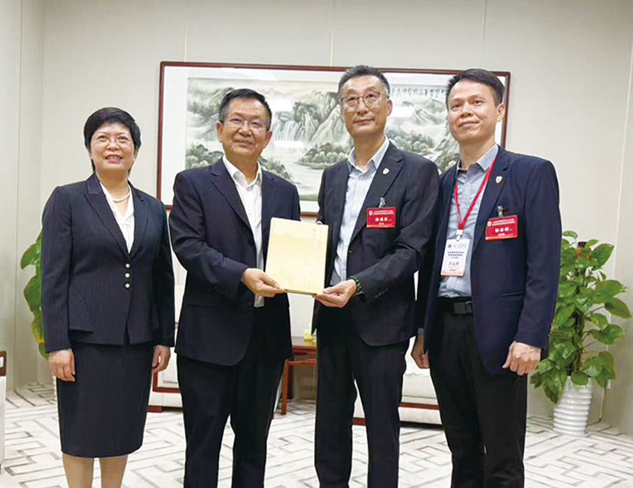 ●（左起）廣西中醫藥大學副校長鍾宏桃、校長李雪斌，陳漢忠和彭志標合照。