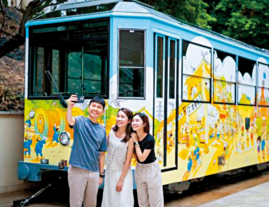 ●庭園內的山頂纜車車身換上以中電 125 周年為主題的畫作，描繪香港跨越百年的發展足跡。中電供圖