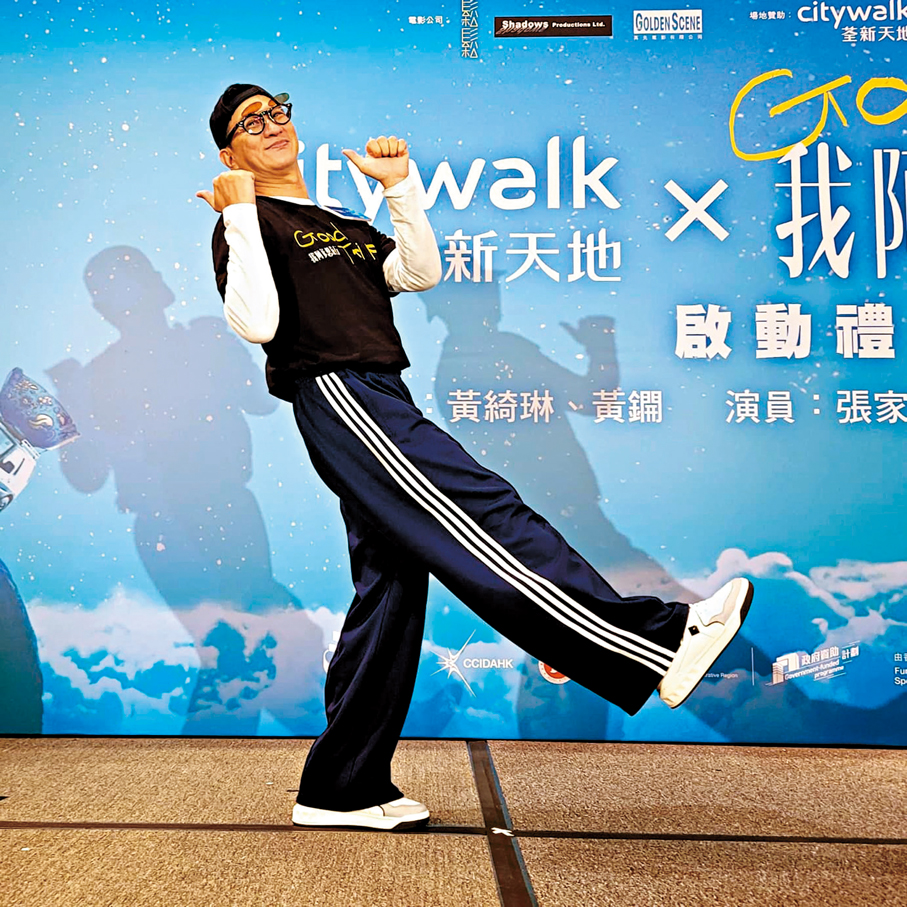 ●張家輝擺出鬼馬甫士拍照。   香港文匯報記者梁靜儀  攝