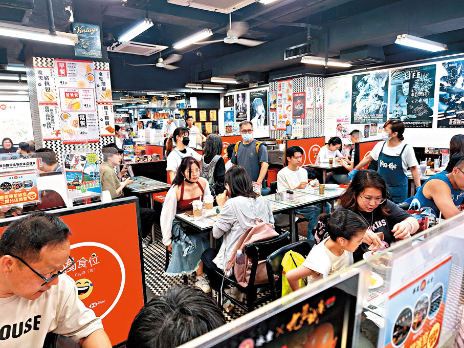 ●繁忙時段，茶樓和茶餐廳常需搭枱。   資料圖片