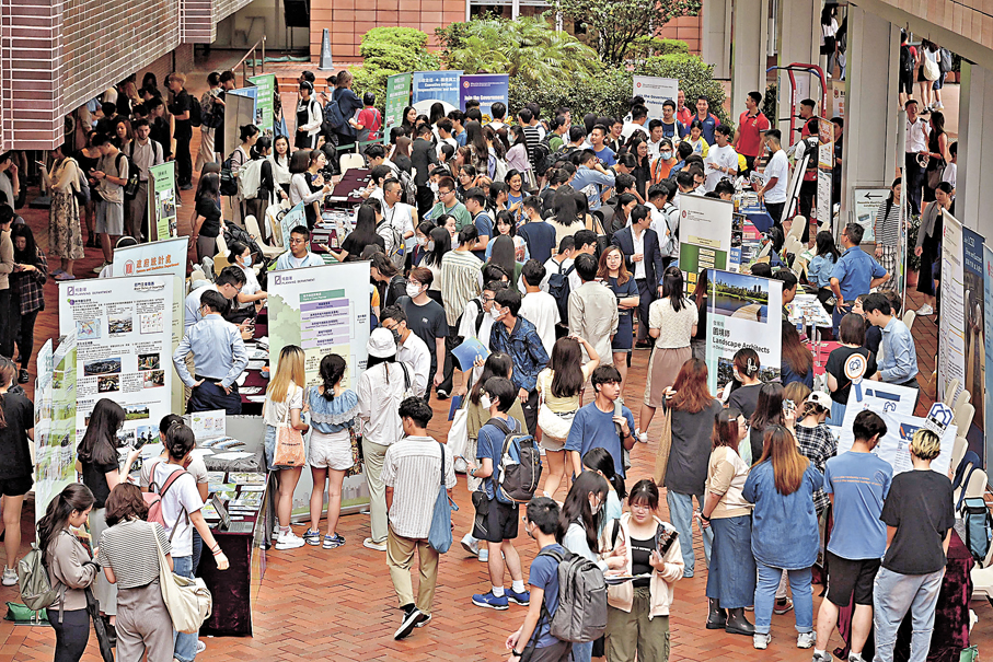 ●多個決策局和部門過往曾在大學舉行政府職位招聘展覽，讓同學可多認識政府不同職系的工作。 資料圖片