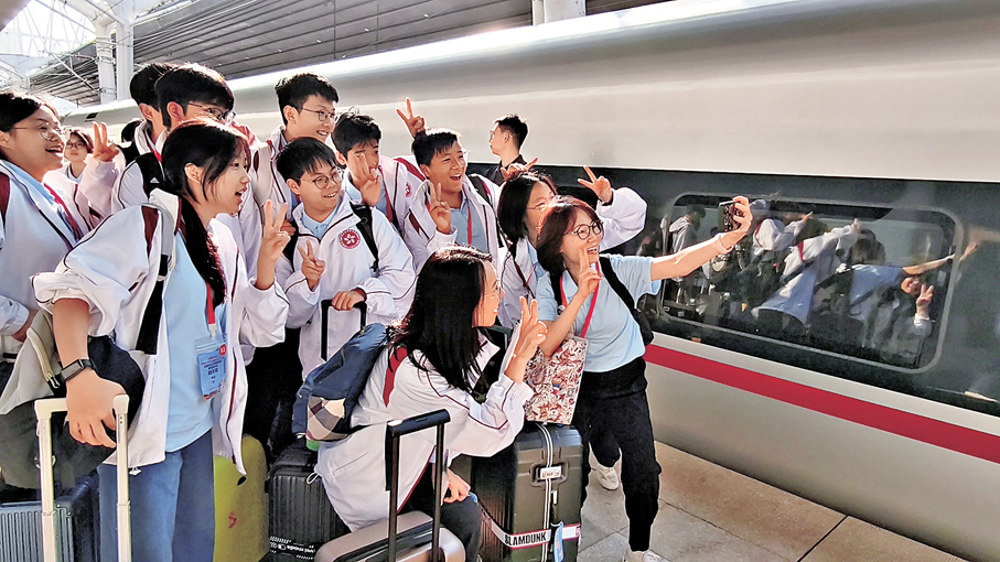 ●「向國旗敬禮」主題活動圓滿結束返港登車前，師生們在火車站留影。 香港文匯報記者馬曉芳 攝