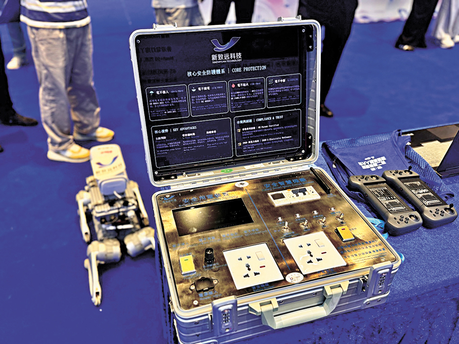 ●香港新致遠科技針對性開發的安全用電保護裝置（演示版）。 香港文匯報記者李紫妍  攝