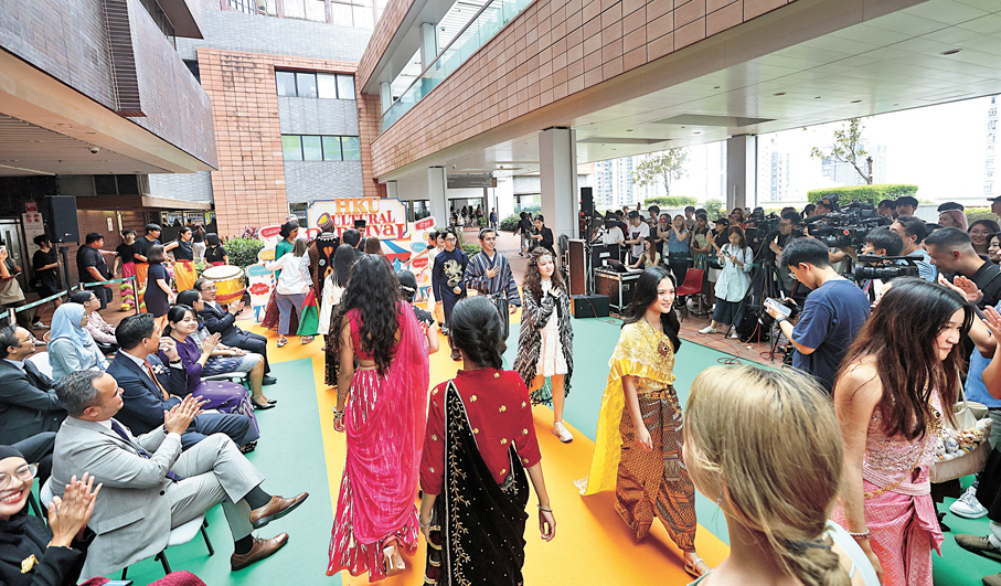 ●嘉年華安排了時裝秀，非本地生穿上不同國家及地區服裝「行天橋」。 香港文匯報記者曾興偉  攝