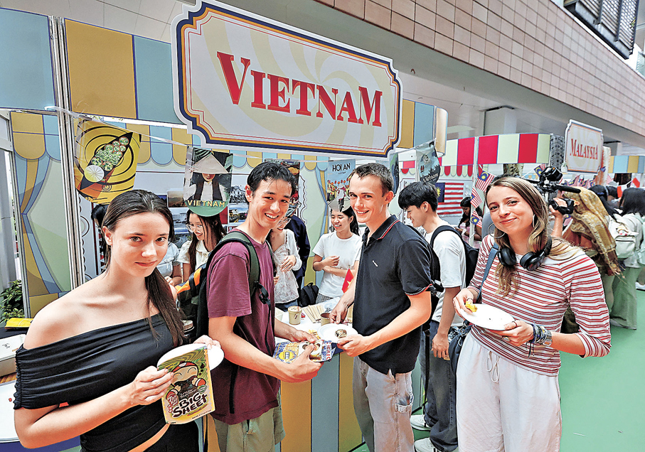 ●越南攤位的美食，吸引了非本地生的興趣。香港文匯報記者曾興偉  攝