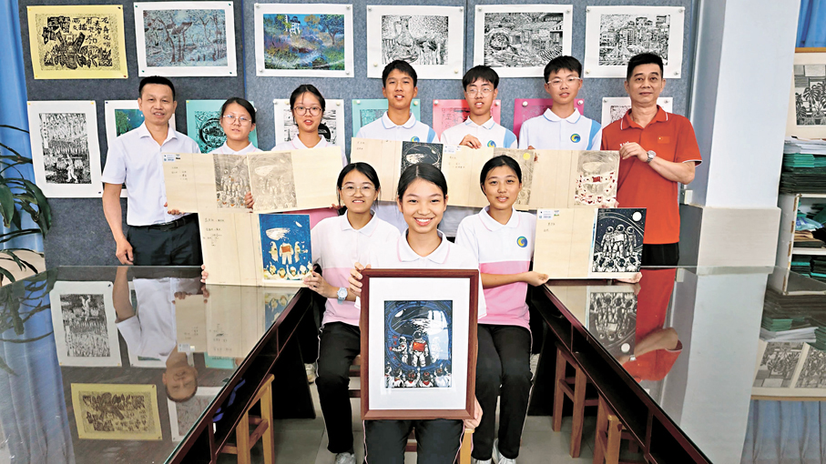 ●佛山順德樂從鎮桂鳳初級中學學生展示自己製作的航天主題版畫作品。 香港文匯報記者帥誠  攝