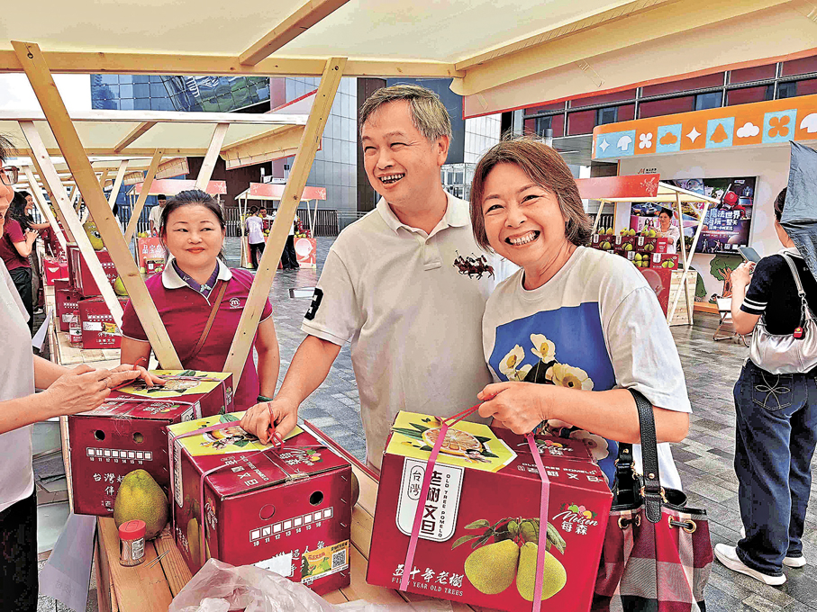 ●市民潘先生夫婦一次購買兩箱文旦柚。 香港文匯報記者郭若溪  攝