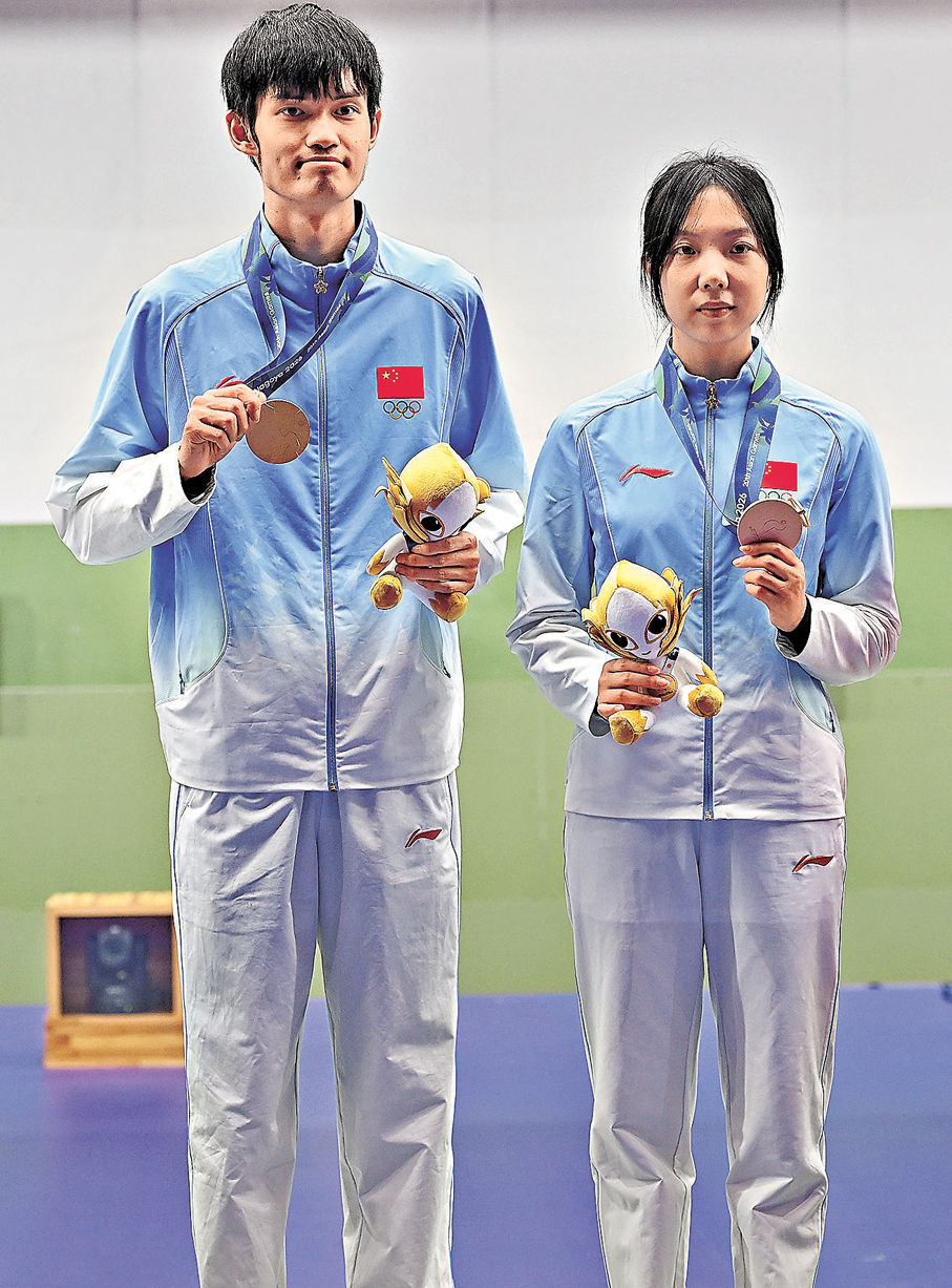 ●王子菲（右）、盛李豪在頒獎儀式上。  新華社