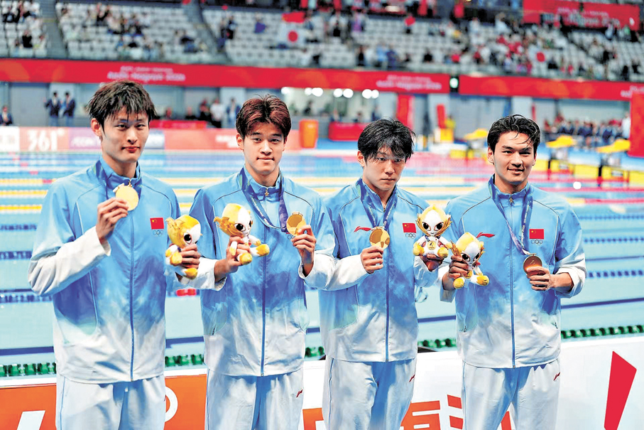 ●中國隊收穫亞運男子4×100米混合泳接力四連冠。   大公文匯全媒體記者麥鈞傑  攝