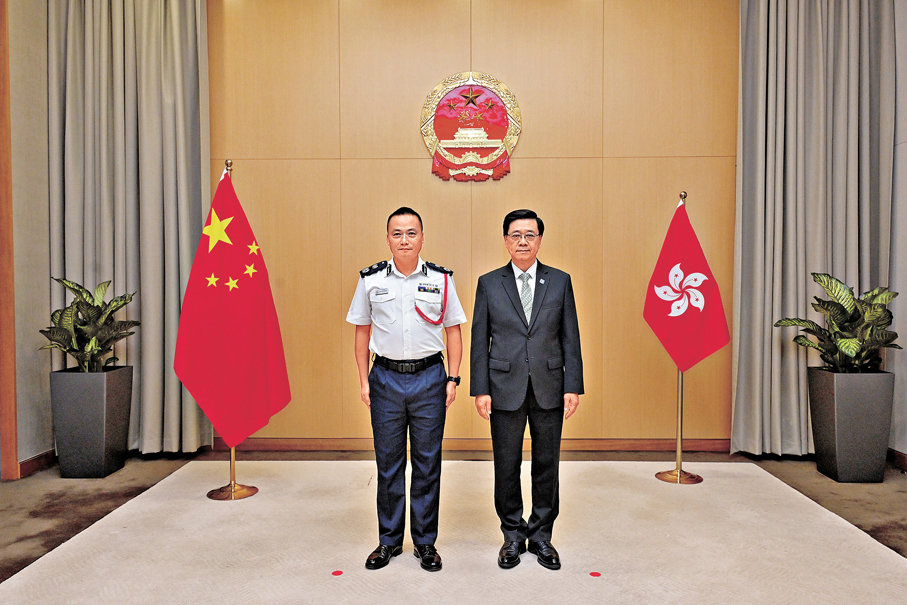 ●行政長官李家超（右）與警務處副處長（國家安全）江學禮（左）合照。 政府新聞處