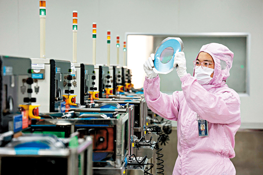 ●珠三角的AI硬件及系統解決方案吸引美企。圖為某工廠內，一名員工正在生產用於出口的半導體晶片。  資料圖片