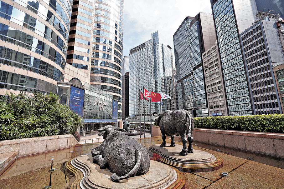 ●香港證監會昨日公布支持落實香港第一個五年規劃及新一份施政報告的策略行動綱領。圖為交易廣場。 資料圖片