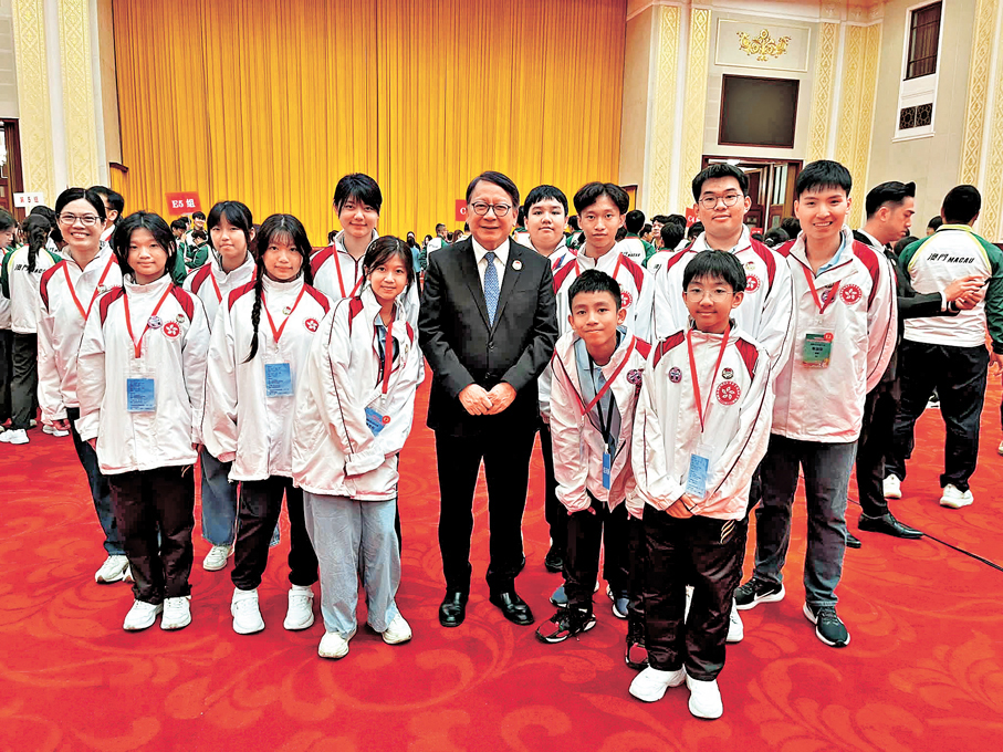●陳國基與「向國旗敬禮」港澳青少年升旗隊代表訪京團的學生們合照。 陳國基Fb圖片