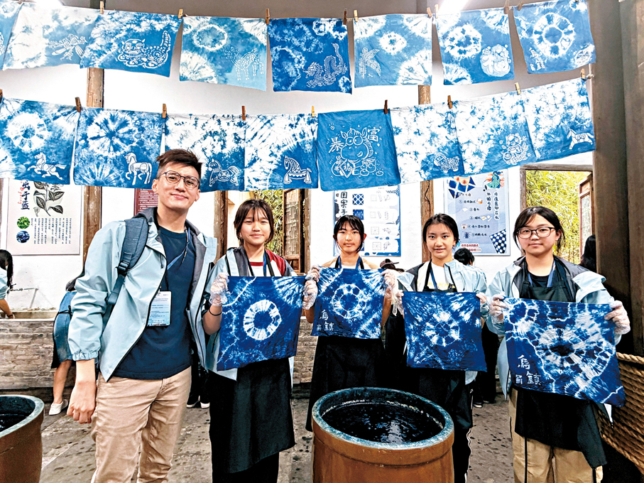 ●學生體驗藍印花布紮染。 教育局供圖