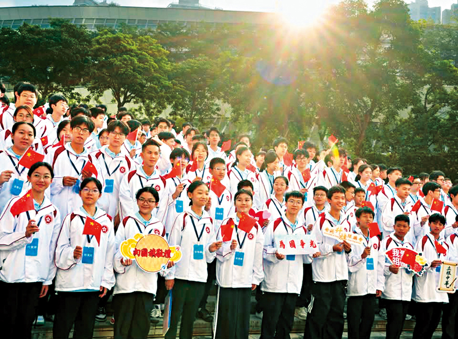 ●圖為「向國旗敬禮」港澳青少年升旗隊代表訪京團。  香港升旗隊總會供圖