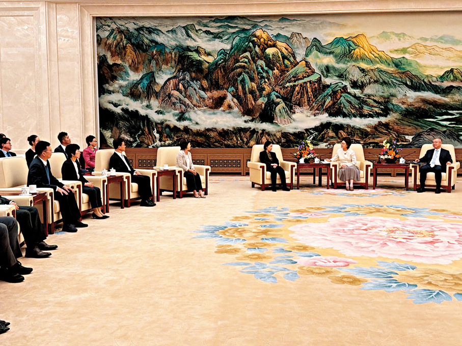 ●蔡若蓮（右四）與交流團成員在人民大會堂獲全國人民代表大會常務委員會副委員長鐵凝（右二）接見。 政府新聞處