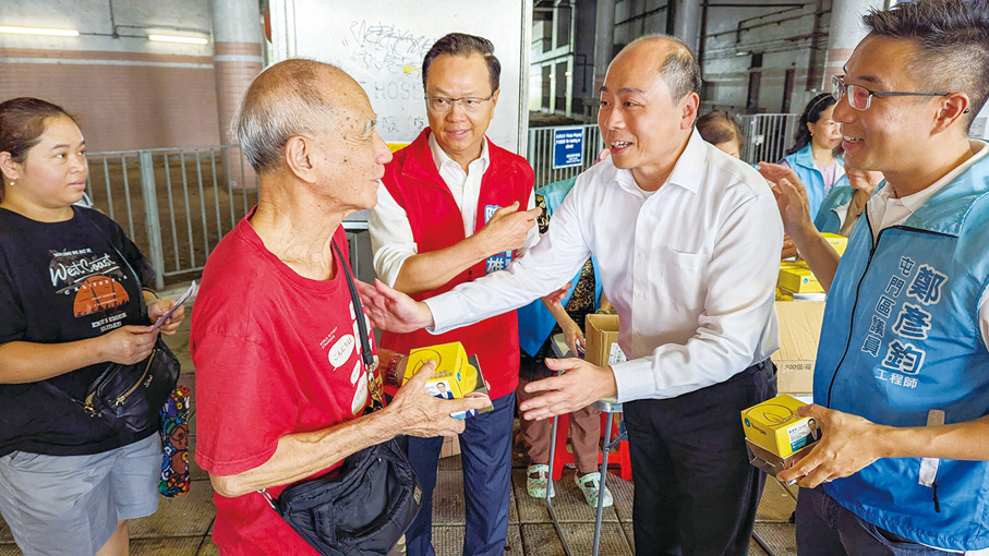 ●中秋佳節將至，Towngas管理層及社區關係聯絡組成員頻頻落區，聯同立法會議員、區議員、社區組織等在不同社區派發愛心月餅。