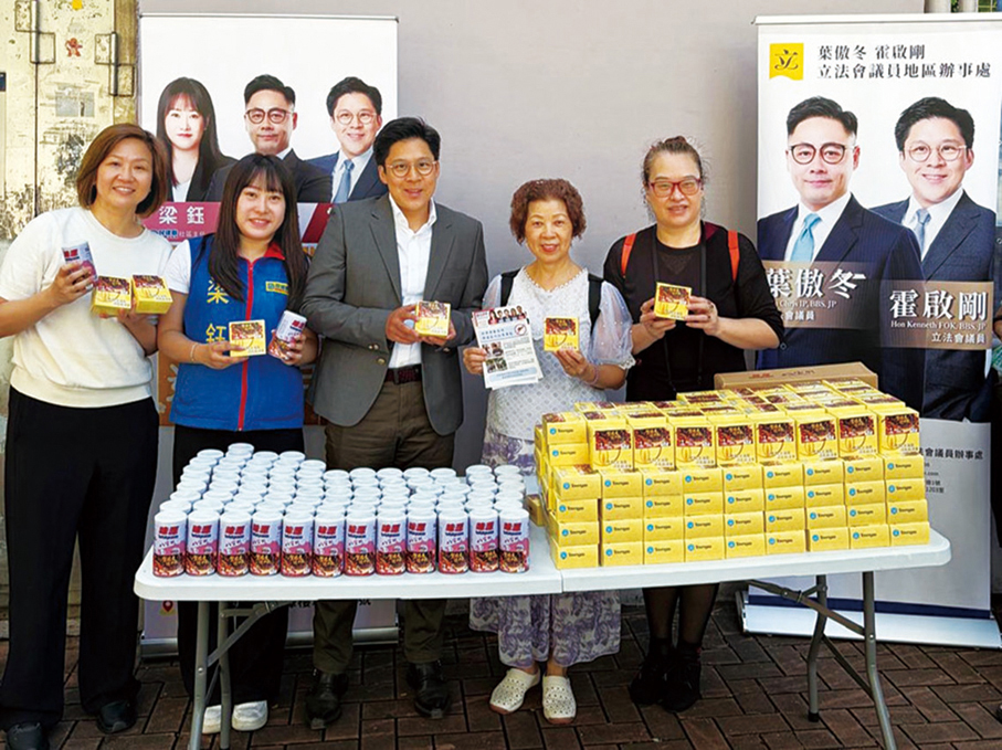 ●中秋佳節將至，Towngas管理層及社區關係聯絡組成員頻頻落區，聯同立法會議員、區議員、社區組織等在不同社區派發愛心月餅。