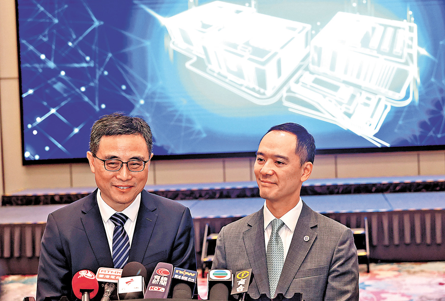 ●羅嘉進（右）表示中電會保障供電穩定。 香港文匯報記者黃艾力  攝