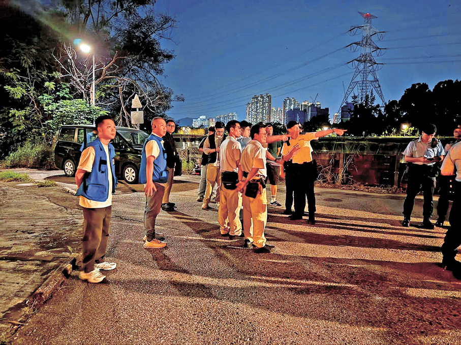 ●警方與漁護署前晚在元朗壆圍南路一帶的聯合行動再捕獲2隻唐狗，當中一隻植有晶片。 漁護署Fb圖片
