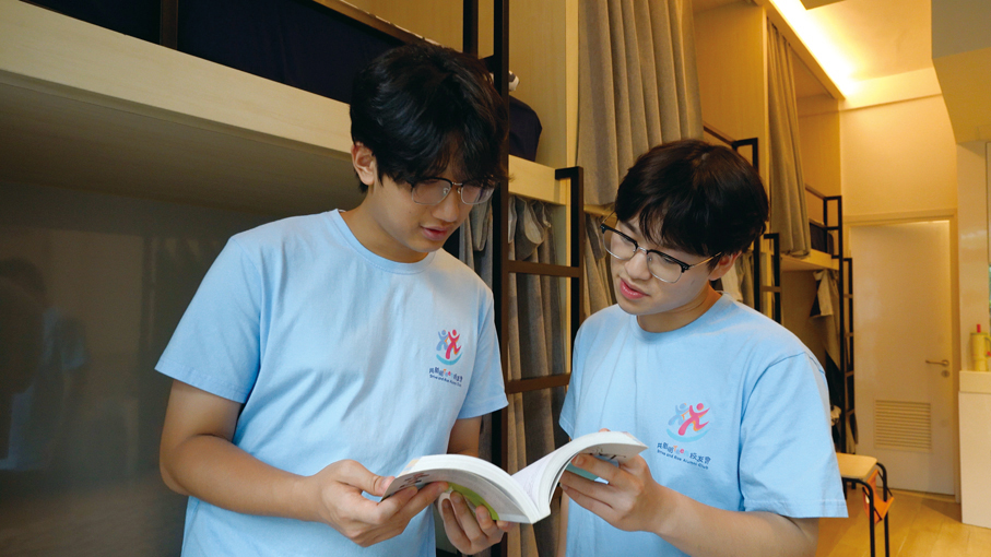 ▲冠文（右）和子軒（左）早前獲共創明「Teen」校友會安排暫住東華三院的東蒲，全力備戰DSE。