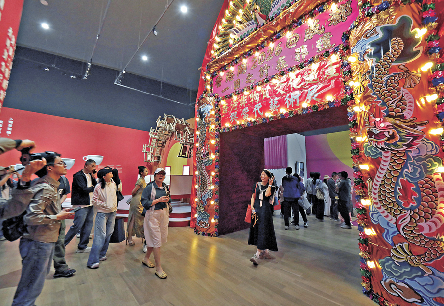 ●「一日之計在非遺：香港非物質文化遺產與當代藝術展」吸引眾多觀眾參觀拍照。 中新社