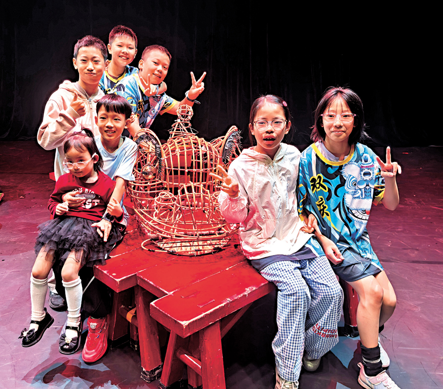●表演結束後，成都觀眾與獅頭道具等合影。 記者向芸 攝