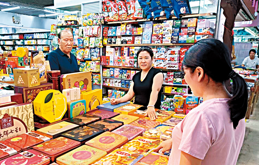 ●港式月餅受青睞，許多企業紛紛團購送客戶和員工，華強北港貨中心商家一天批發數百盒甚至上千盒。 香港文匯報記者李昌鴻  攝