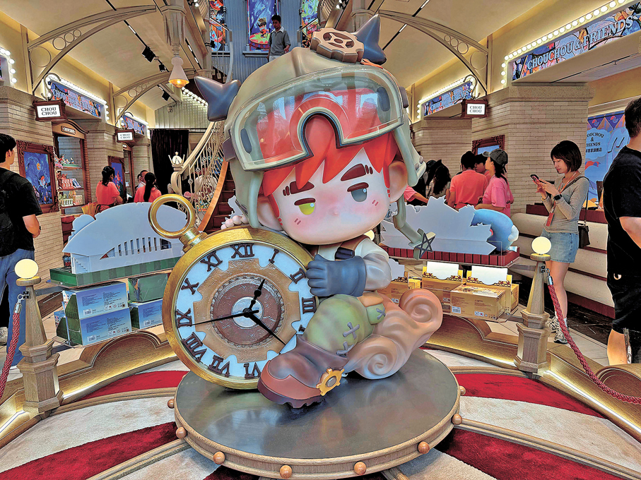 ●巨星傳奇被市場視為「周杰倫概念股」，與周杰倫IP深度綁定。圖為周杰倫IP形象擺設。 香港文匯報記者孔雯瓊  攝