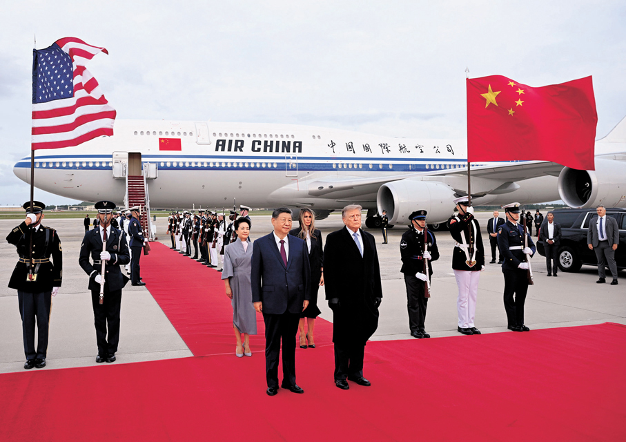 ●習近平和夫人彭麗媛乘專機抵達華盛頓安德魯斯空軍基地時，特朗普和夫人梅拉尼婭熱情迎接。 新華社