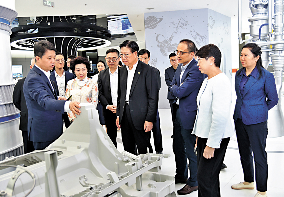 ●香港貿發局主席馬時亨與香港中華聯誼會會長鄭翔玲帶領香港代表團考察西安企業。香港文匯報記者李陽波  攝