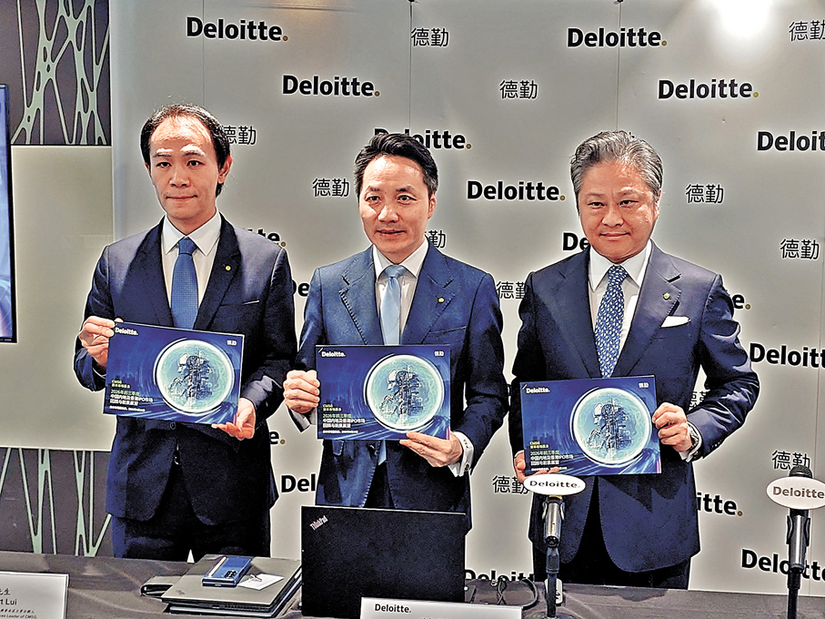 ●呂志宏（左）指出，香港新股市場毫無疑問迎來了全面、強勁的反彈。在監管方多措並舉之下，香港的國際金融樞紐地位有望進一步鞏固。香港文匯報記者岑健樂  攝