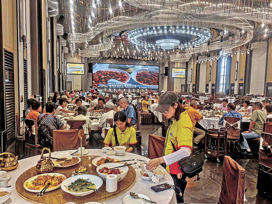 ●香港美食團在荷園喜宴就餐。香港文匯報記者敖敏輝  攝