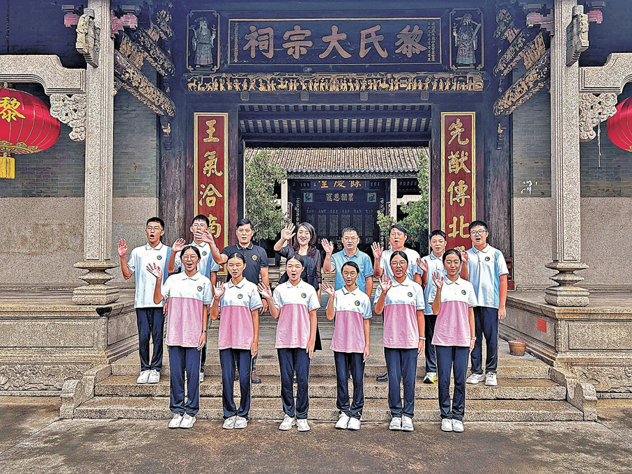 ●順德學子和鄉親在黎氏大宗祠前合影，邀約黎家盈和其他航天員到順德品美食賞美景。香港文匯報記者敖敏輝  攝