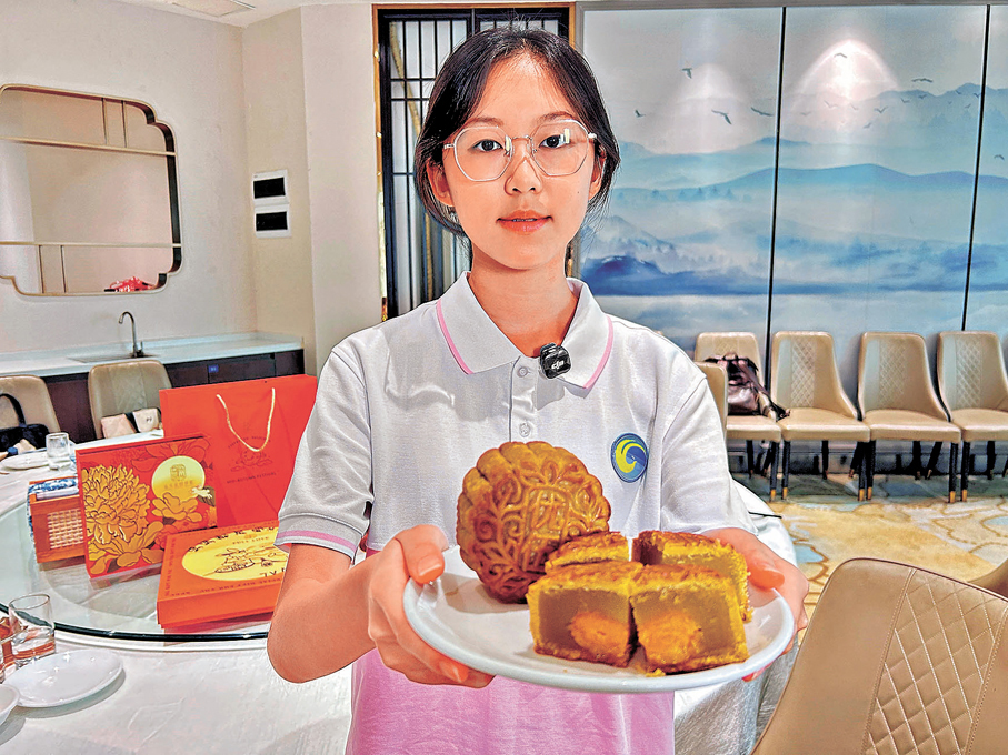 ●陳梓琳同學推薦順德蓮蓉月餅。香港文匯報記者敖敏輝  攝