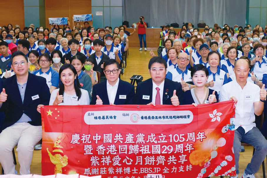 ●9月18日，莊紫祥在慈雲山社區中心向社區街坊及長者派發愛心月餅，並上門探訪獨居長者。