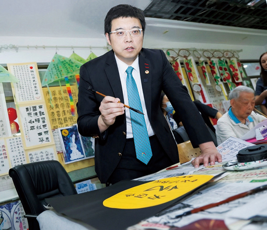 ●9月22日，莊紫祥慰問深圳羅湖區老人，並即興題詞「為國爭氣」。
